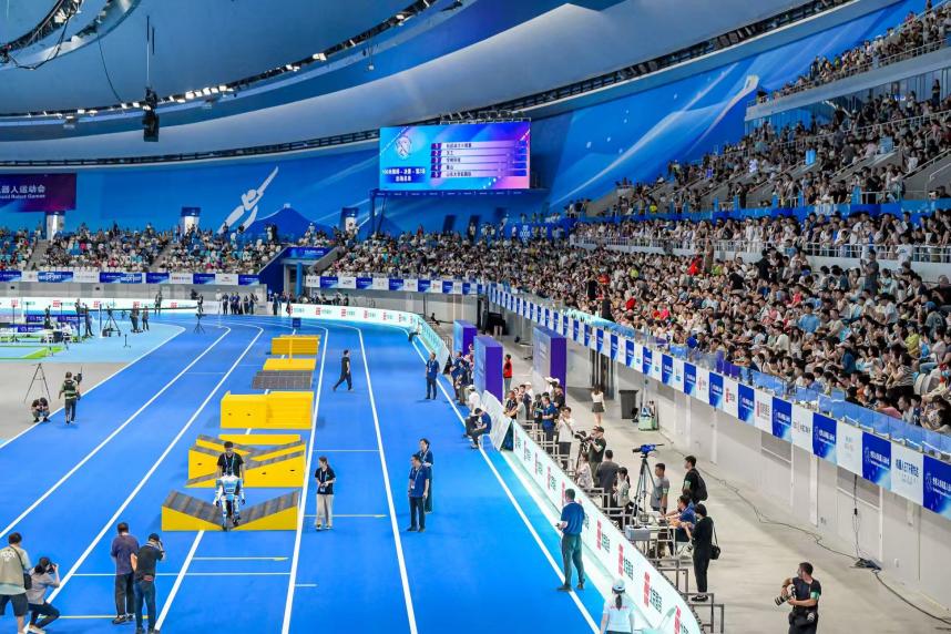 “一字马”、越障碍、百米竞速……2025世界人形机器人运动会激战正酣！