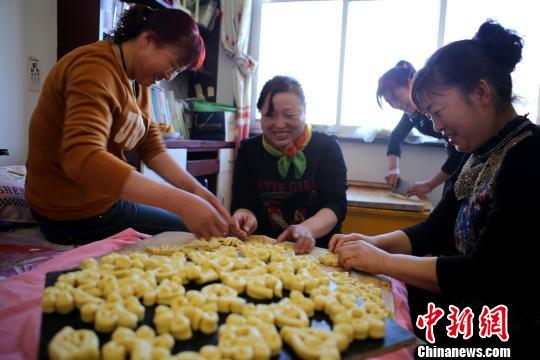 甘肃农村土烤炉“手制年味” 回归传统寻乡愁味道