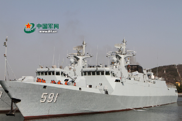 抚顺舰同时发射两枚不同型号导弹命中目标