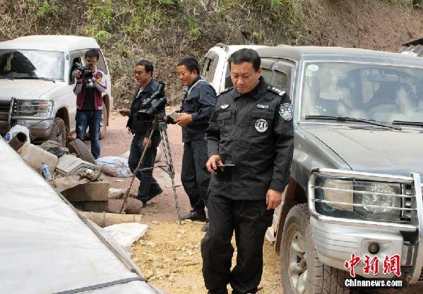 云南13头野象连闯村民家中“抢食”