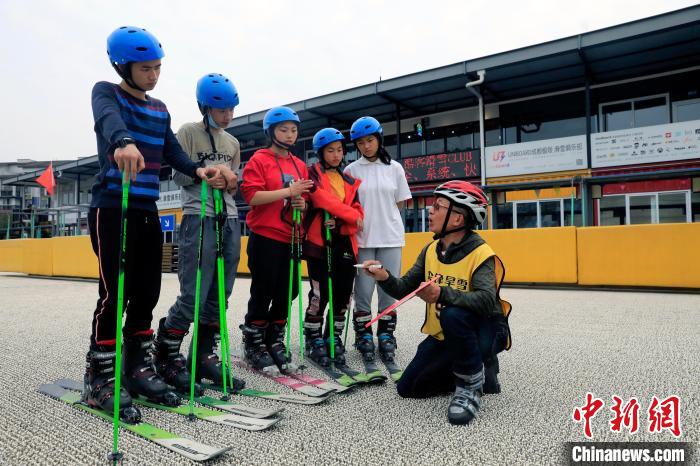 无声世界里的追风少年们 在冰雪上奏出自己的乐章