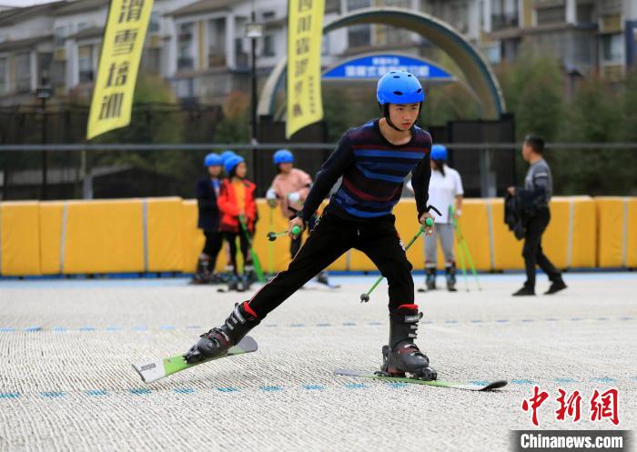 无声世界里的追风少年们 在冰雪上奏出自己的乐章