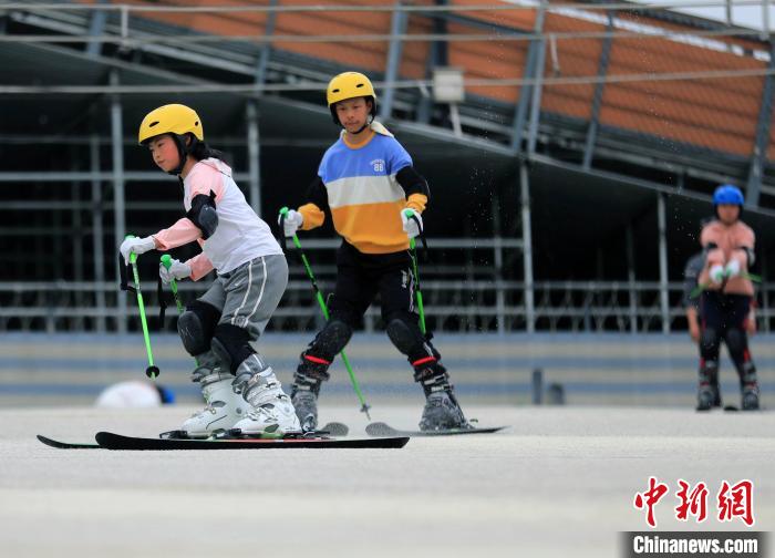 无声世界里的追风少年们 在冰雪上奏出自己的乐章