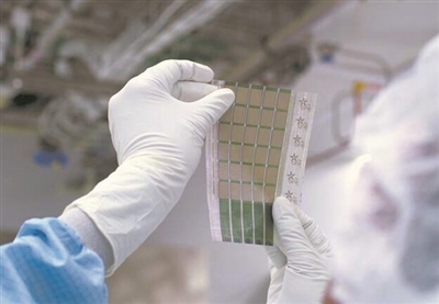 超轻太阳能电池可将物体表面变为电源
