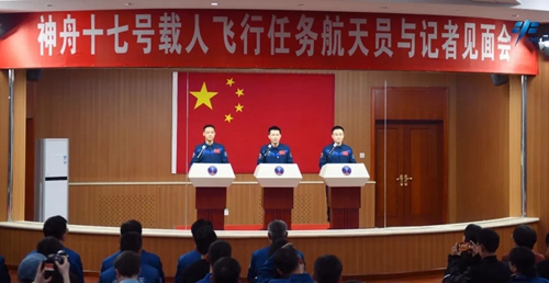 航天员汤洪波寄语青少年：要想向上生长，就要向下扎根