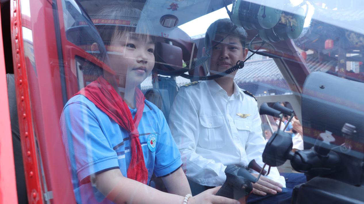 航空科普进校园，点燃学子“蓝天梦”