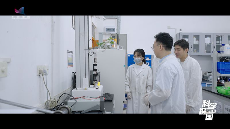 【科学报国正当时】华南理工大学：探秘元素世界，用微球雕琢化工之美