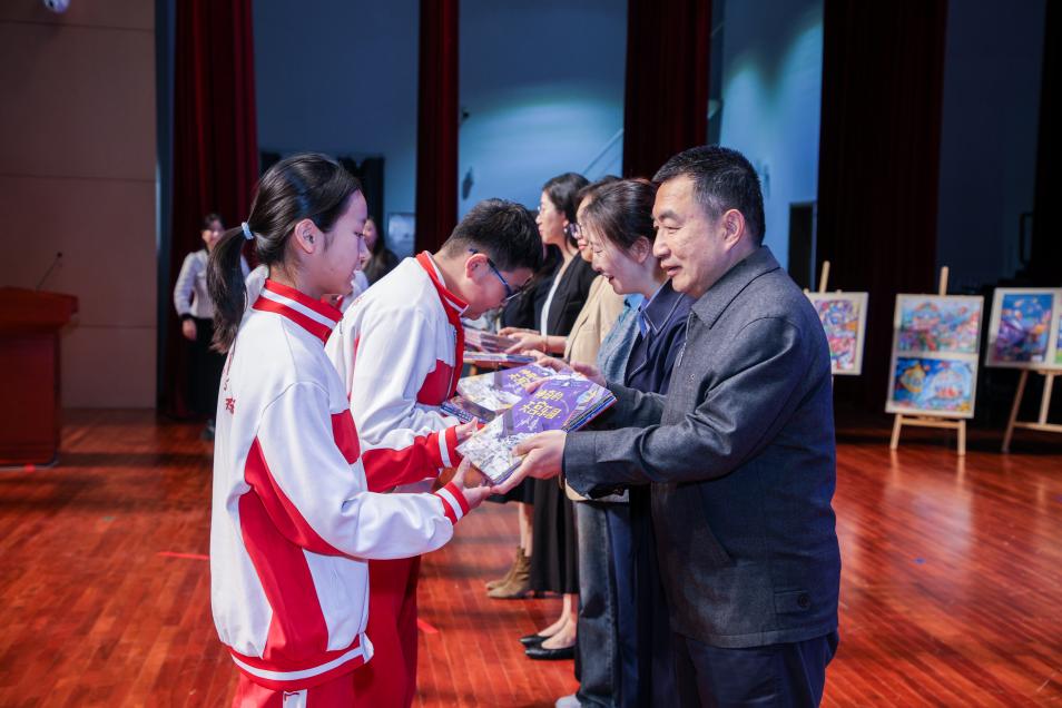 翻开绘本看天宫，点燃少年航天梦！航天科普进校园活动举行