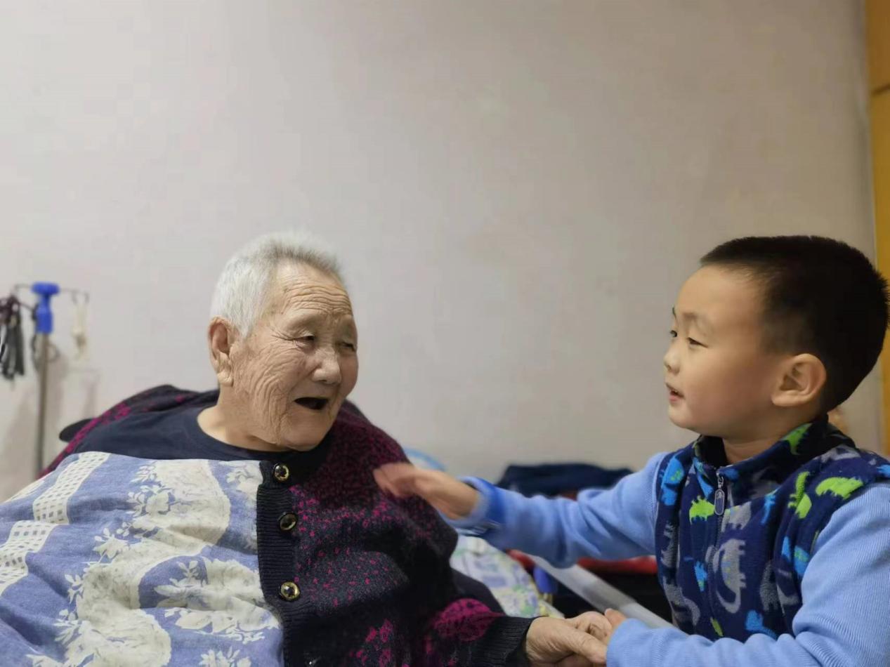 首都卫生健康系统2024年春雨榜优秀作品展播｜与奶奶聊天