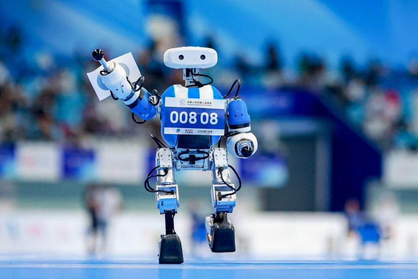 “一字马”、越障碍、百米竞速……2025世界人形机器人运动会激战正酣！
