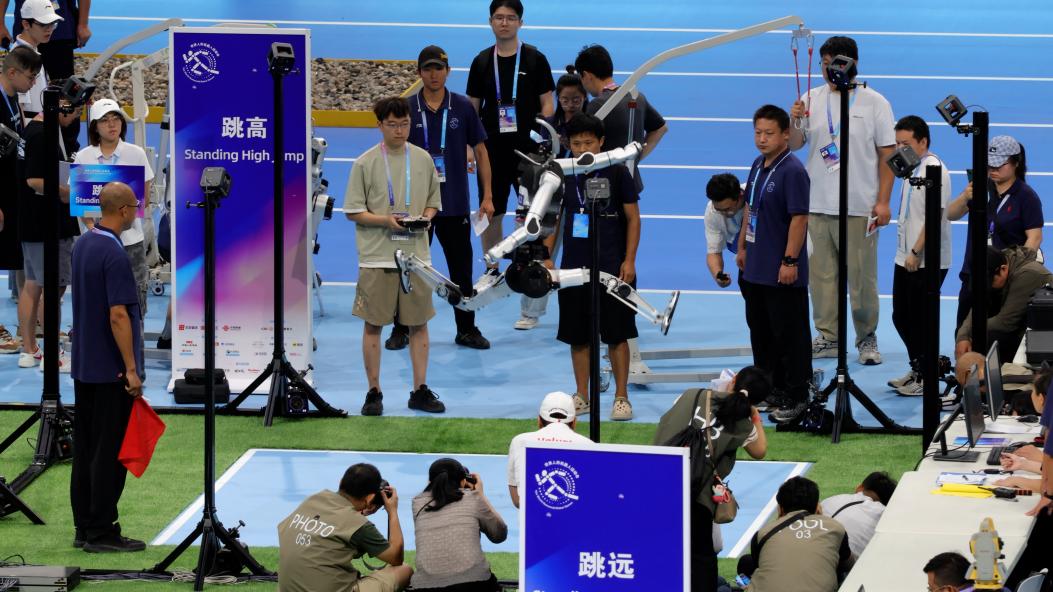 “一字马”、越障碍、百米竞速……2025世界人形机器人运动会激战正酣！