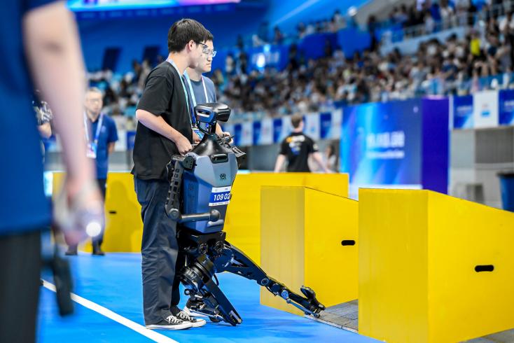 “一字马”、越障碍、百米竞速……2025世界人形机器人运动会激战正酣！