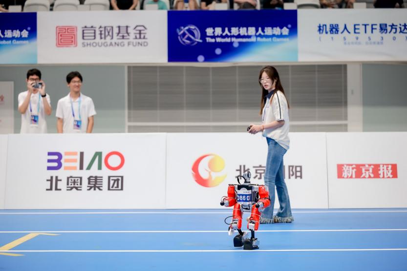 “一字马”、越障碍、百米竞速……2025世界人形机器人运动会激战正酣！