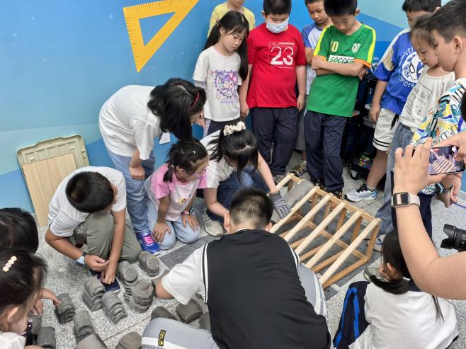 “爱上科技馆——园艺科技π”主题夏令营活动举办