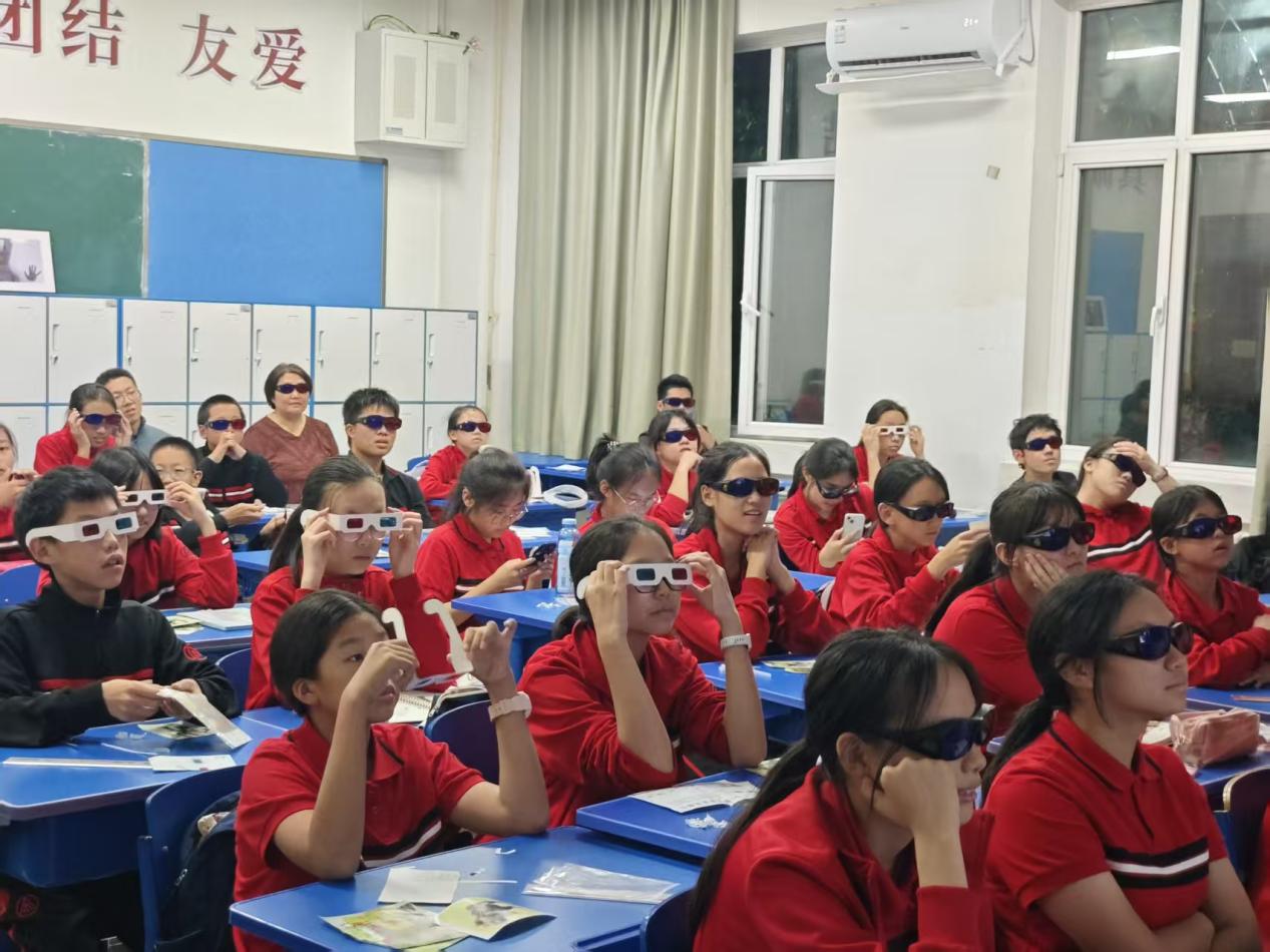 测绘知识进校园：揭秘实景三维 点亮科技梦想