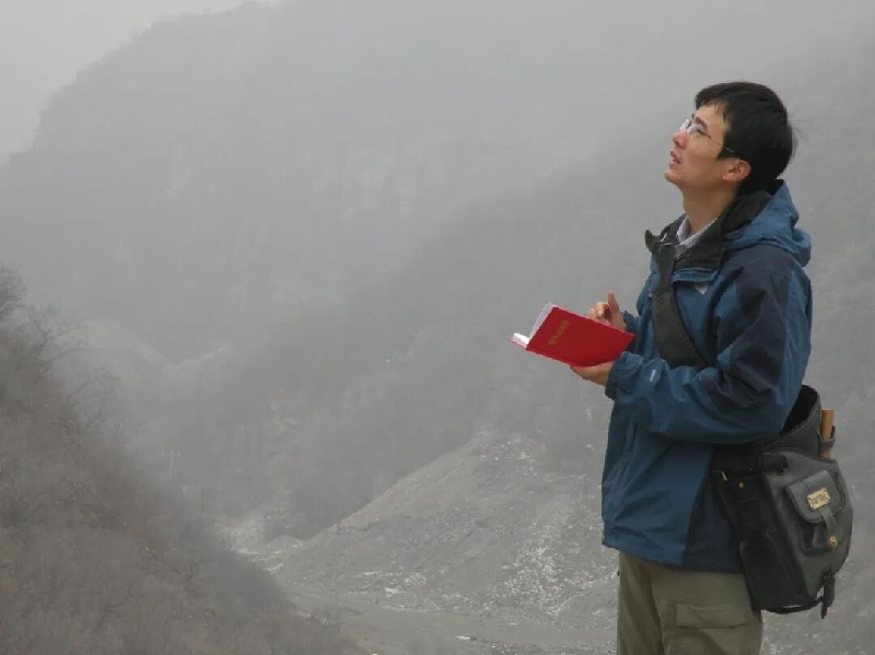 星辰闪耀时 | “为岩石立小传”:在科普的土壤中深耕地质情怀 星辰闪耀时 | “为岩石立小传”:在科普的土壤中深耕地质情怀