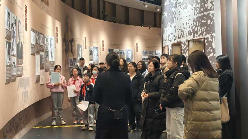 史料为基 思“辩”为媒 专家学者与青年学子共探科技创新之道 史料为基 思“辩”为媒 专家学者与青年学子共探科技创新之道