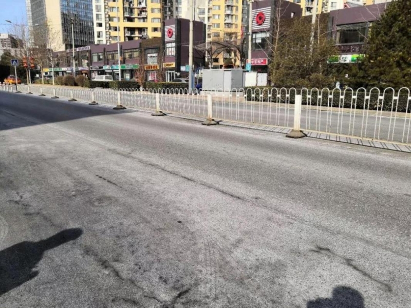 积雪融化以后，马路为什么变白了？