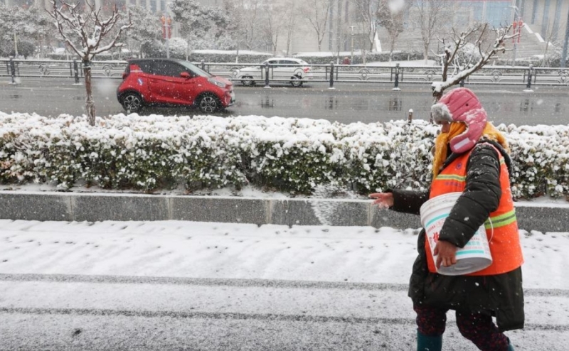 积雪融化以后，马路为什么变白了？