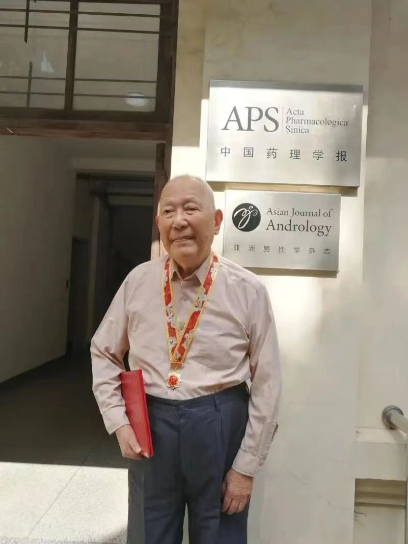 曾为科研以身试药 他的一生挽救无数人生命